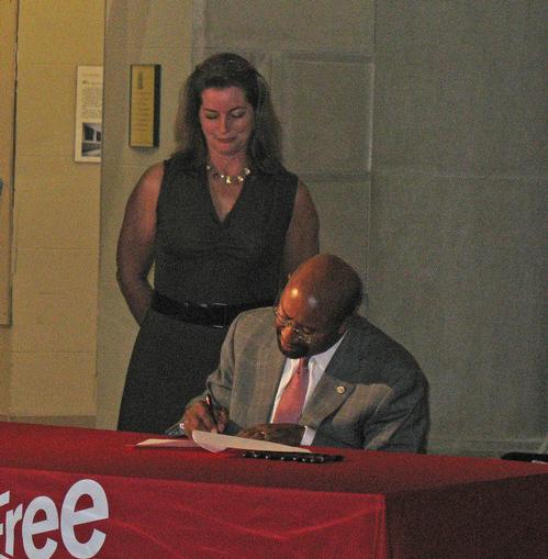 Mayor Nutter signs the paperwork officially establishing the new Mayor's Commission on Literacy as Free Library President and Director Siobhan A. Reardon looks on